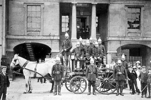 The horse drawn pump in 1900