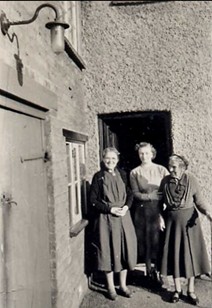 Mabel Mary Bryan (centre) with two friends