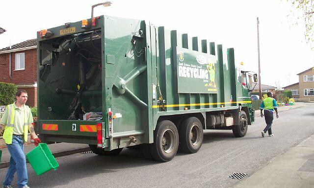 Recycling lorry collecting in Bourne